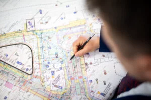 Pracownik firmy Adamietz kreślący na projekcie