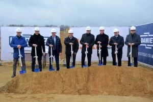 Ceremonia otwarcia i wbicie łopaty w realizacji dla firmy ISRI