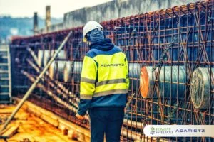 Pracownik Adamietz podczas realizacji Sali gimnastycznej w Wieliczce